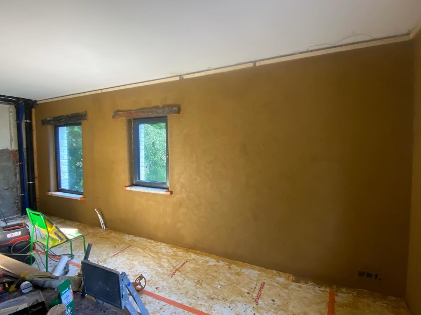 Couche de base d'argile sur un mur