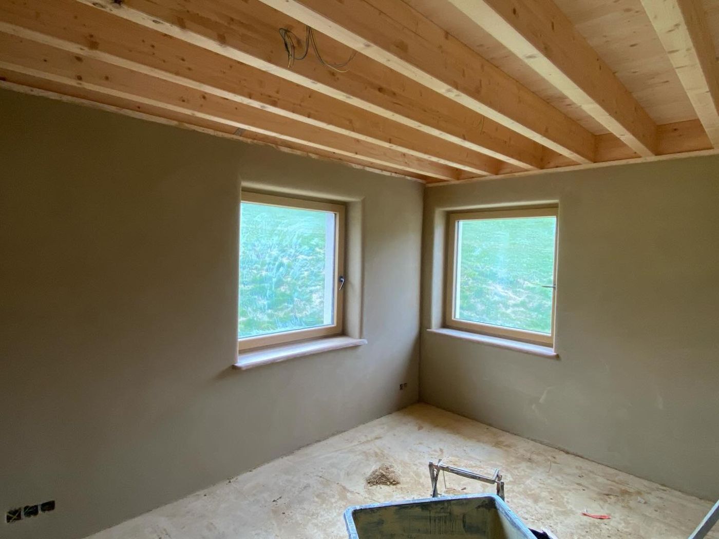 Chambre sous poutres, murs enduits d'argile